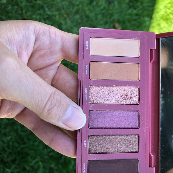 Urban Decay Aphrodisiac eyeshadow palette - Picture 3 of 4